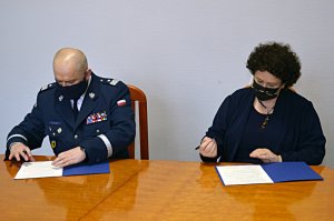 Komendant Wojewódzki Policji w Gdańsku - nadinsp. Andrzej Łapiński zawiera porozumienie z Pomorskim Wojewódzkim Inspektorem Ochrony Środowiska - dr inż. Edytą Witką-Jeżewską.