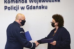 Komendant Wojewódzki Policji w Gdańsku - nadinsp. Andrzej Łapiński zawiera porozumienie z Pomorskim Wojewódzkim Inspektorem Ochrony Środowiska - dr inż. Edytą Witką-Jeżewską.