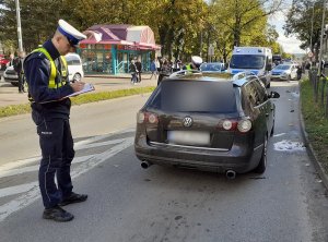 policjanci pracują na miejscu śmiertelnego wypadku