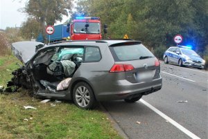 policjanci pracują na miejscu wypadku drogowego