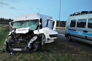 policjanci pracują na miejscu wypadku drogowego