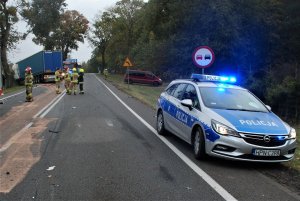 policjanci pracują na miejscu wypadku drogowego