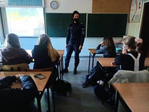 policjantka prowadzi zajęcia z uczniami