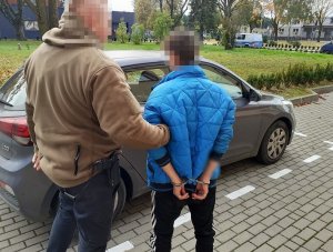 policjanci z zatrzymanymi za znęcanie nad własną babcią