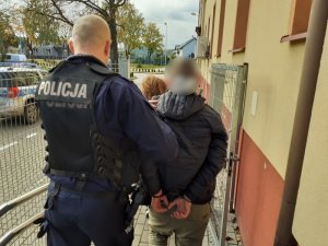 policjanci z zatrzymanymi za znęcanie nad własną babcią