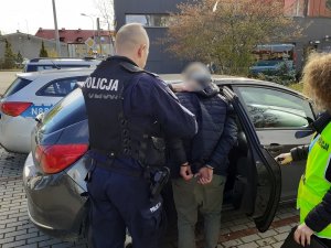 policjanci z zatrzymanymi za znęcanie nad własną babcią