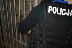 policjant zamyka policyjną celę