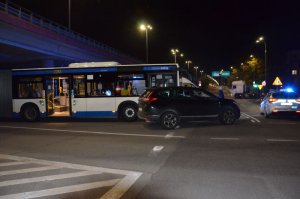 policjanci pracują na miejscu kolizji