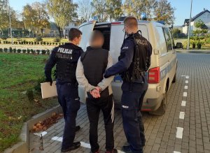 policjanci z zatrzymanym mężczyzną za rozbój