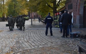 policjanci w trakcie ćwiczeń na Zamku w Malborku