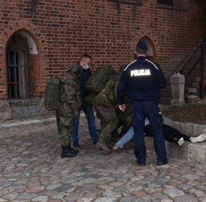 policjanci w trakcie ćwiczeń na Zamku w Malborku