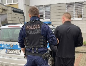 policjant z zatrzymanym