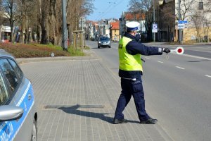 policjanci ruchu drogowego prowadzą kontrole na drodze