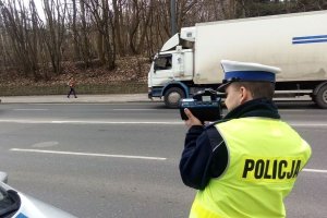 policjanci ruchu drogowego prowadzą kontrole na drodze