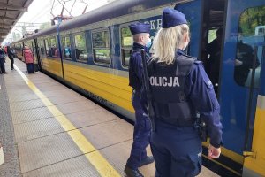 policjanci wsiadają do pociągu skm