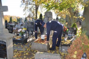 policjanci na grobie przedwojennego policjanta