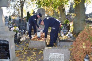 policjanci na grobie przedwojennego policjanta