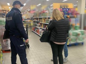 policjanci podczas kontroli w placówkach handlowych