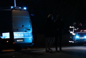 policjanci zabezpieczający zdarzenie z quadem