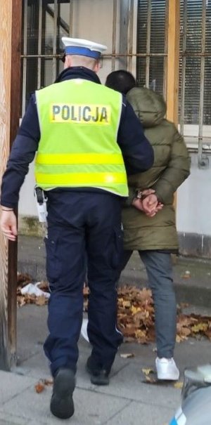 policjant z zatrzymanym 25 latkiem