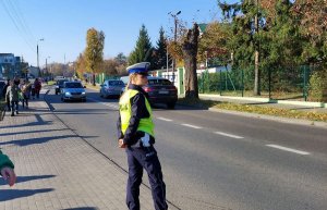 policjanci zabezpieczający akcje znicz