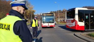 policjanci zabezpieczający akcje znicz