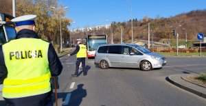 policjanci zabezpieczający akcje znicz