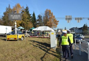 policjanci zabezpieczający akcje znicz