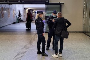 Policjanci sprawdzają obostrzenia covidowe