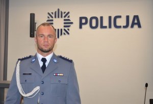 Igor Antosiak - przed napisem Policja