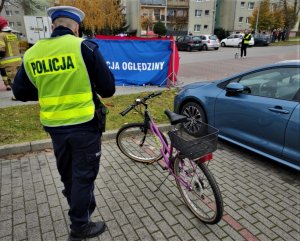 Policjant pracujący na miejscu wypadku drogowego