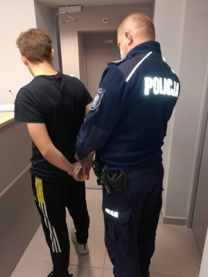 policjant z zatrzymanym za środki odurzające