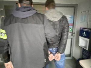 policjanci z zatrzymanym za rozbój