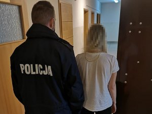 policjanci prowadzą zatrzymanych