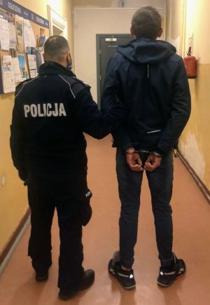 policjant z zatrzymanym sprawcą kradzieży