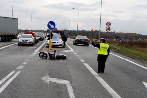 policjanci ruchu drogowego w trakcie zabezpieczenia kolizji