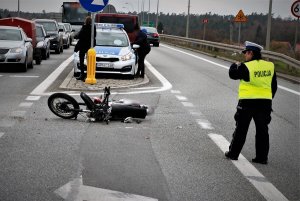 policjanci ruchu drogowego w trakcie zabezpieczenia kolizji