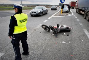 policjanci ruchu drogowego w trakcie zabezpieczenia kolizji