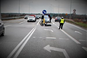 policjanci ruchu drogowego w trakcie zabezpieczenia kolizji