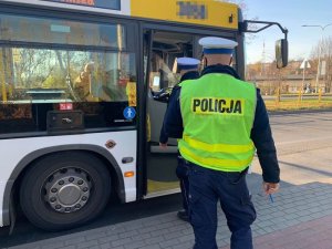 policjanci w trakcie kontroli covidowych