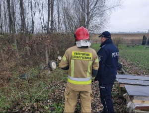 policjanci podczas zabezpieczenia zdarzenia drogowego