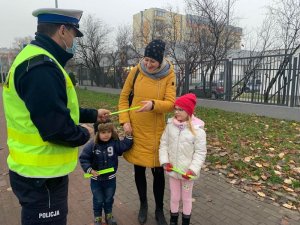 policjanci rozdają odblaski przechodniom