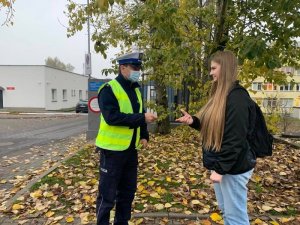 policjanci rozdają odblaski przechodniom