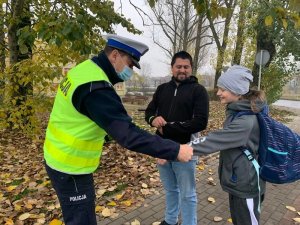 policjanci rozdają odblaski przechodniom