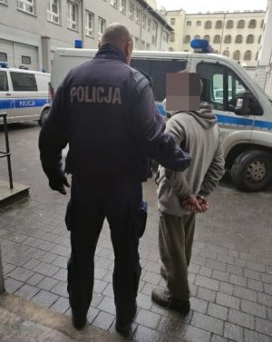 policjant z zatrzymanym