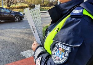 policjanci na spotkaniu profilaktycznym w zakresie odblasków