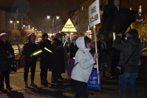 policjanci w trakcie akcji informacyjnej w sprawie odblasków