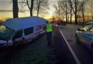 policjantka w trakcie zabezpieczenia miejsca zdarzenia