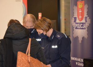 policjanci podczas spotkania profilaktycznego