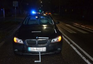 auto stoi na jezdni w tle radiowóz